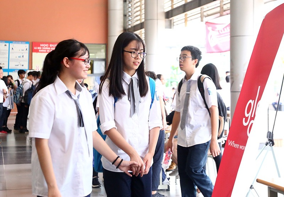 Nữ sinh chuyên Ams khoe sắc trong “Hội chợ Câu lạc bộ” - 2
Các tân Amser hào hứng hòa mình vào dòng người của hội chợ, tìm hiểu thông tin về mỗi Câu lạc bộ