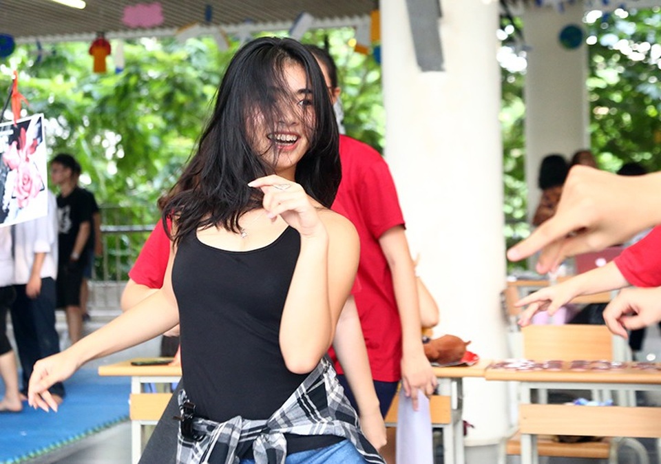 Nữ sinh chuyên Ams khoe sắc trong “Hội chợ Câu lạc bộ” - 4
Bước nhảy khoe hình thể nóng bỏng và nụ cười “thả ga” của một nữ sinh thuộc CLB dancesport