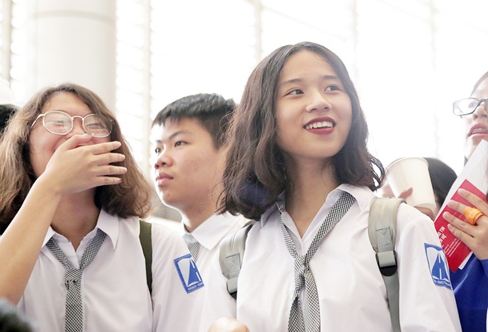 Nữ sinh chuyên Ams khoe sắc trong “Hội chợ Câu lạc bộ” - 5
Ngay cả khi diện đồng phục giản dị, các nữ sinh chuyên Ams vẫn luôn tỏa sáng
