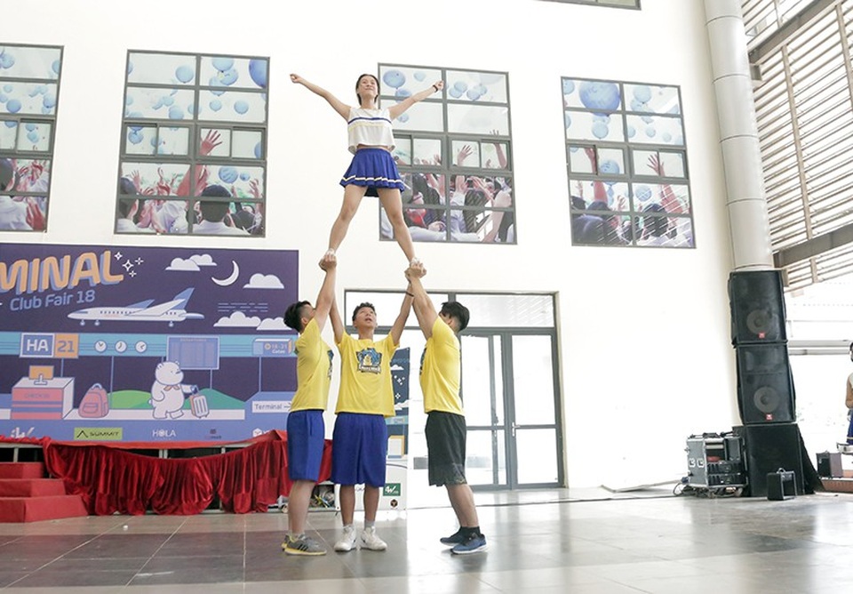 Nữ sinh chuyên Ams khoe sắc trong “Hội chợ Câu lạc bộ” - 7
Một động tác bê đỡ đòi hỏi kĩ thuật cao được các Amser thực hiện thuần thục