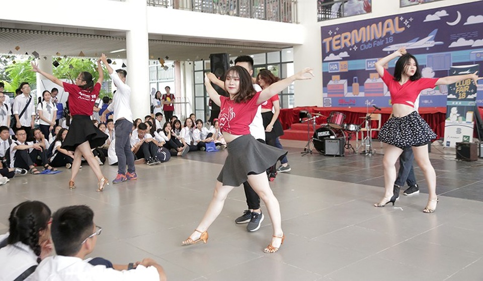 Nữ sinh chuyên Ams khoe sắc trong “Hội chợ Câu lạc bộ” - 8 Nữ sinh chuyên Ams khoe sắc trong “Hội chợ Câu lạc bộ” - 8