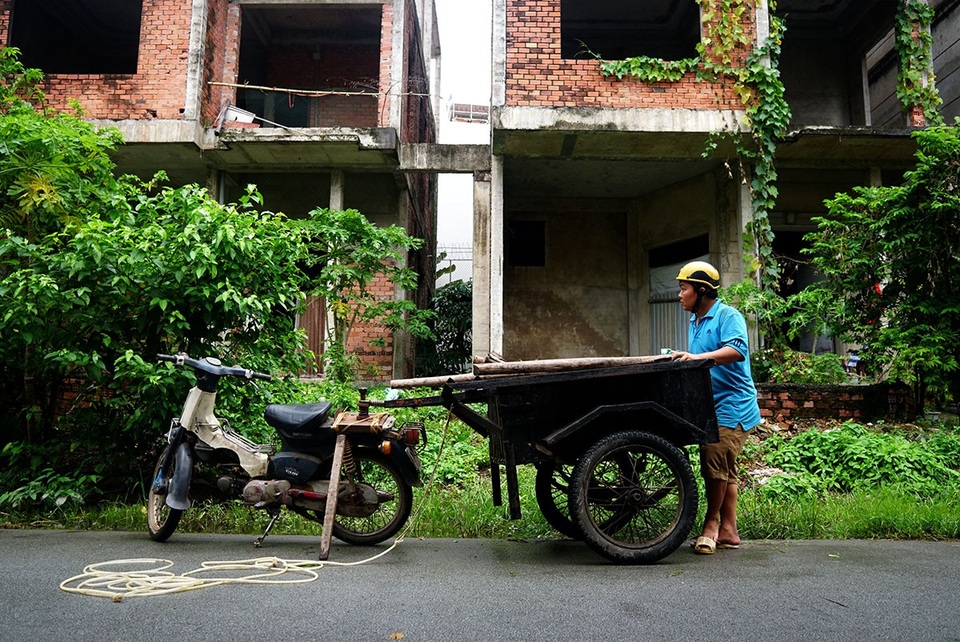 Cận cảnh nhem nhuốc của khu biệt thự bị bỏ hoang gần 10 năm giữa lòng Sài Gòn - 10 Một số người đến xin các cọc chống bằng gỗ.