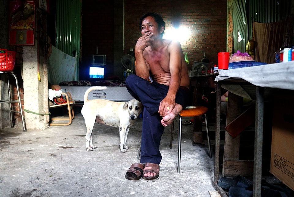 Ông Lê Văn Hà, 49 tuổi là người sống có thâm niên ở khu biệt thự. Hàng ngày, vợ chồng ông Hà đi làm nên chỉ có mặt ở nhà vào buổi tối.