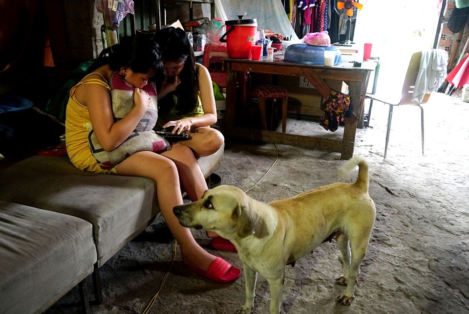 2 con gái của ông Hà nghỉ hè, được bố đưa lên Sài Gòn chơi.