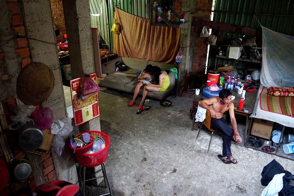 Căn nhà chỉ vài vật dụng đủ để sinh hoạt tạm thời.