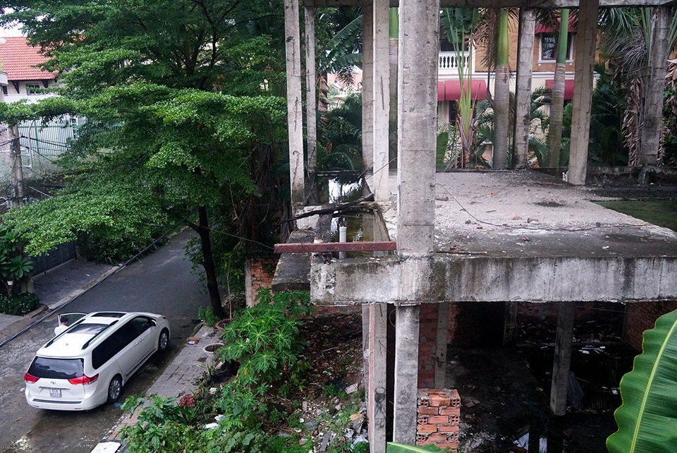 Cận cảnh nhem nhuốc của khu biệt thự bị bỏ hoang gần 10 năm giữa lòng Sài Gòn - 5 Cận cảnh nhem nhuốc của khu biệt thự bị bỏ hoang gần 10 năm giữa lòng Sài Gòn - 5