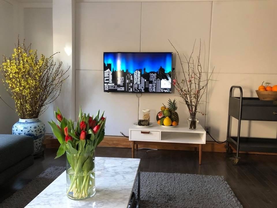 Không gian sống gọn gàng ngăn nắp và ngợp trong sắc hoa của Dương Mỹ Linh trên đất Mỹ.