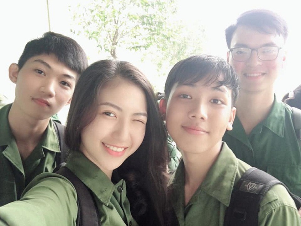 Nữ sinh Y dược Cần Thơ trong trang phục áo lính gây thương nhớ - 2 Nữ sinh Y dược Cần Thơ trong trang phục áo lính gây thương nhớ - 2