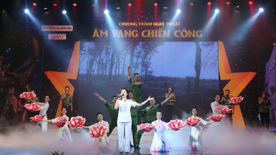 Tiếp tục vinh danh người chiến sĩ công an bằng âm nhạc - Ảnh 1. Tiếp tục vinh danh người chiến sĩ công an bằng âm nhạc - Ảnh 1.