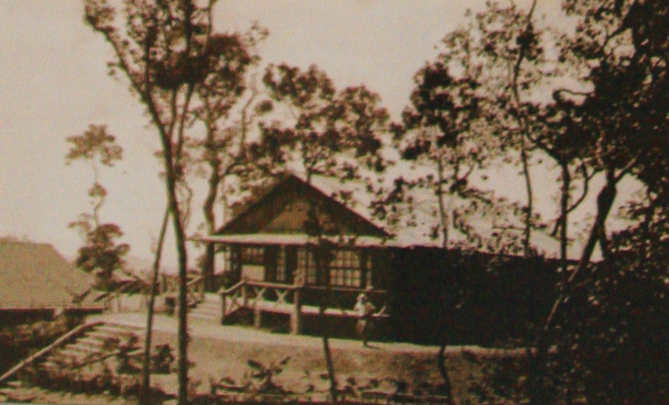 Khám phá Bạch Mã: Khu nghỉ dưỡng siêu đẹp bị lãng quên - 2 Ngôi nhà của gia đình ông Grethen - công chức người Pháp ở tại Chalet 1 (Chalet: Kiểu biệt thự, nhà nghỉ mát làm bằng gỗ) - ảnh: Tân Hội Đô Thành Hiếu Cổ chụp năm 1939 và tham khảo tài liệu ông Thân Trọng Ninh