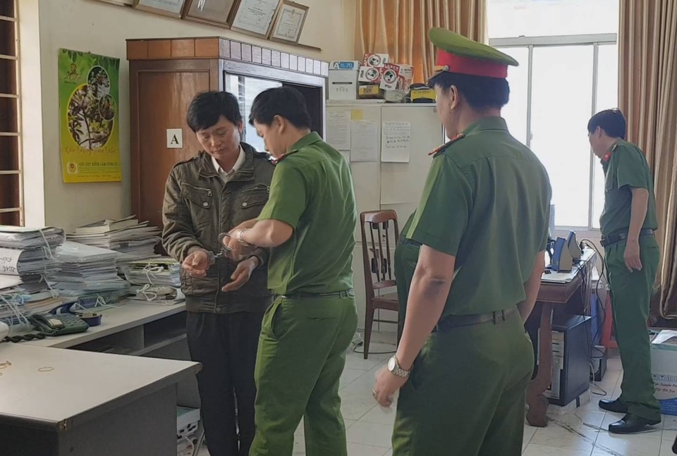 Khởi tố nguyên chi cục trưởng chi cục kiểm lâm tỉnh Phú Yên - 1 Cơ quan CSĐT Công an tỉnh Phú Yên khởi tố, bắt tạm giam đối với ông Huỳnh Ngọc Tuấn vào ngày 9/2/2018
