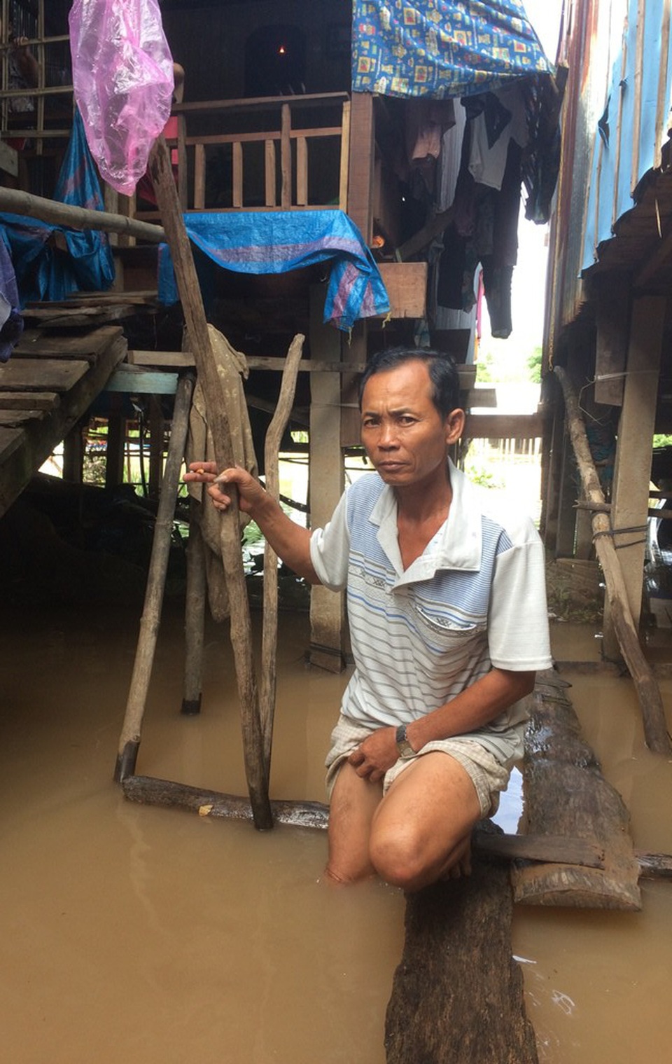 Lũ miền Tây như bức tranh “mặt khóc, mặt cười” - 11 Nhiều gia đình không còn lối đi.... vì nước lũ