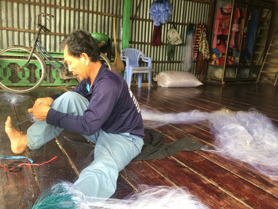 Lũ miền Tây như bức tranh “mặt khóc, mặt cười” - 12 Khi nước lũ lên, bà con ngư dân tất bật chuẩn bị câu lưới... đánh bắt tôm, cá
