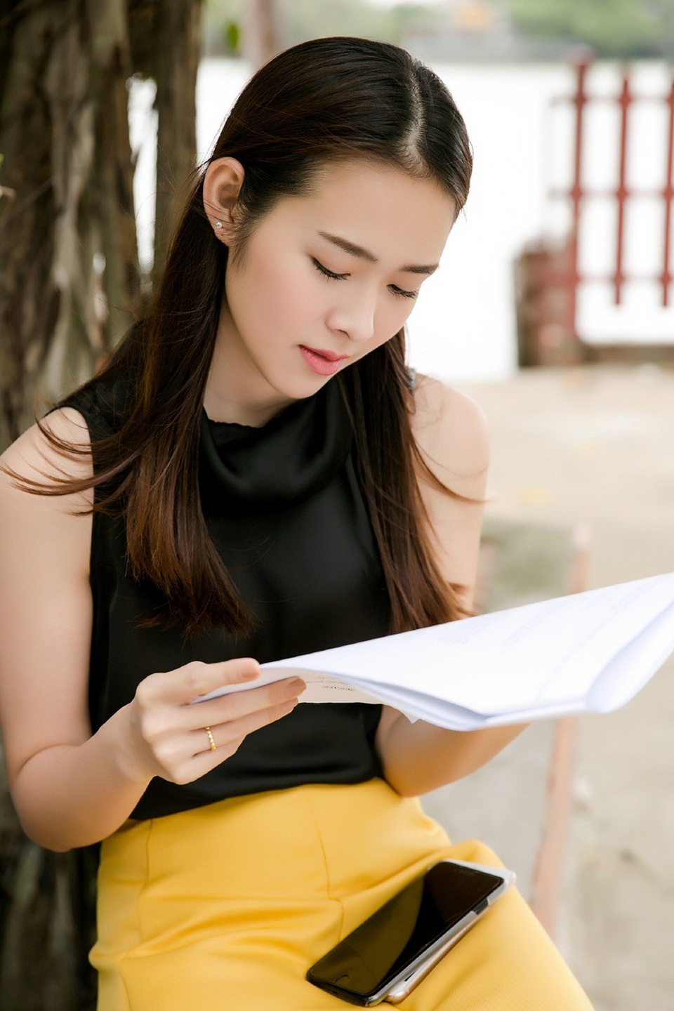 Diệp Bảo Ngọc khóc cạn nước mắt khi chồng bị đại gia gạ gẫm đến phản bội - 1 Giữa Diệp Bảo Ngọc và nữ chính có những sự tương đồng khiến cô cảm nhân vật nhanh.