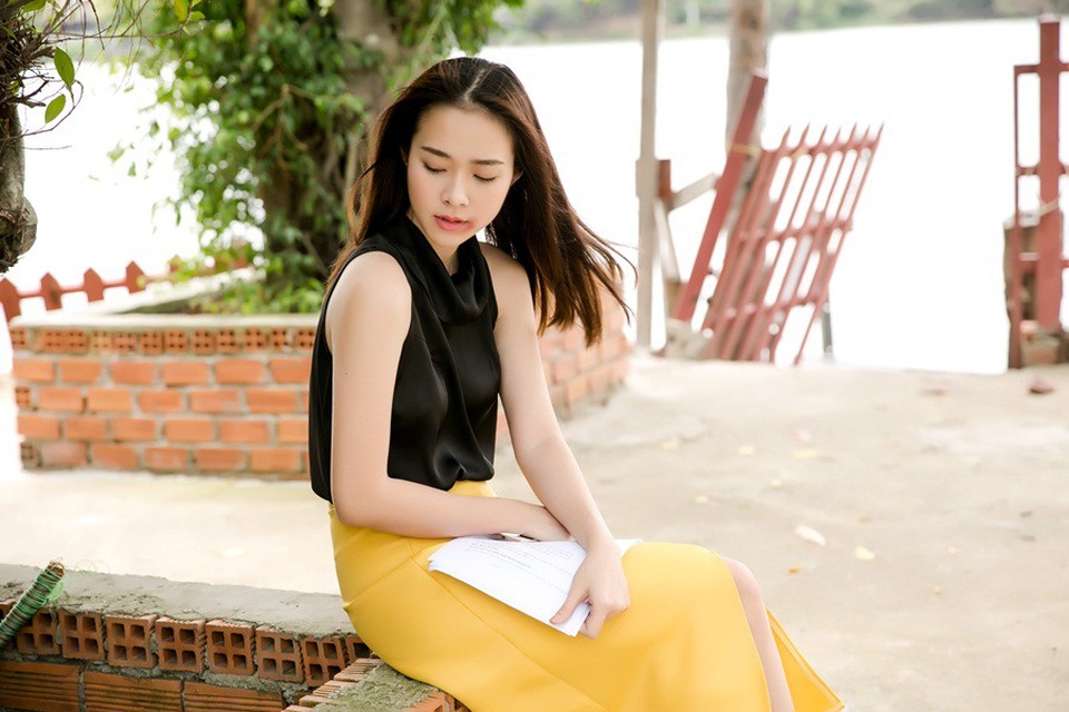 Diệp Bảo Ngọc khóc cạn nước mắt khi chồng bị đại gia gạ gẫm đến phản bội - 3 Quá trình đóng phim, đôi khi những cảm xúc cũ ùa về khiến người đẹp chạnh lòng.