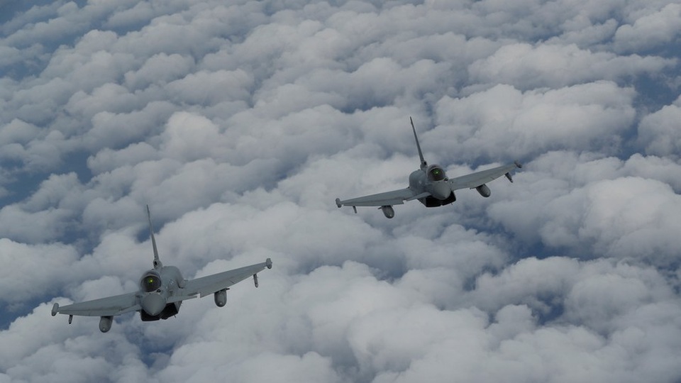 Nga bác tin 6 máy bay Su-24 bị rượt đuổi trên Biển Đen - 1
Các máy bay chiến đấu Eurofighter Typhoons của Anh (Ảnh: Reuters)