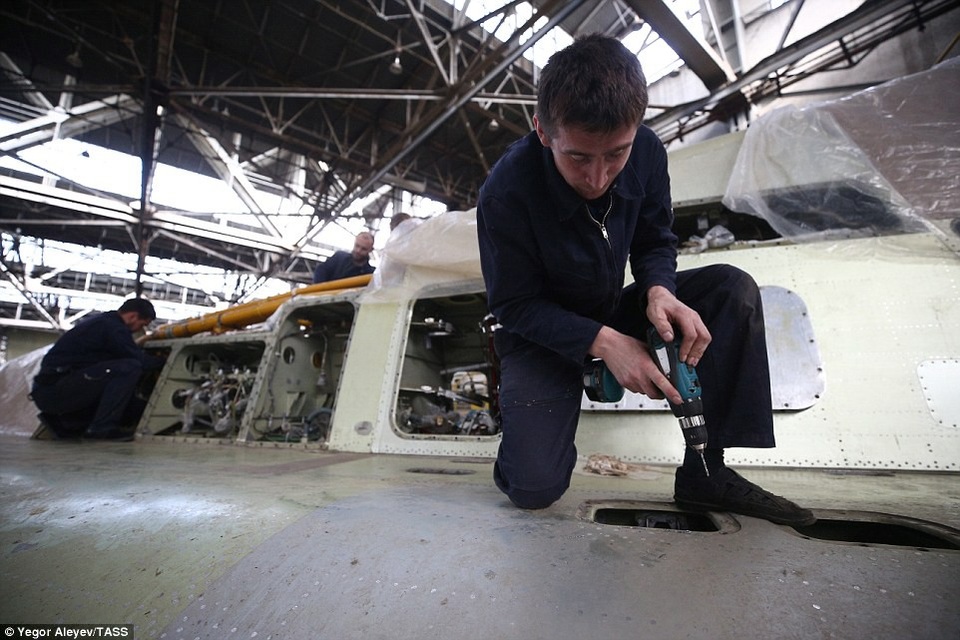 Bên trong nhà máy sản xuất "sát thủ diệt hạm siêu thanh" của Nga - 2 Gorbunov Aviation mở cửa từ năm 1927 và đã chế tạo, lắp đặt nên rất nhiều máy bay chiến đấu và dân dụng huyền thoại của Liên Xô và Nga trong nhiều năm qua.