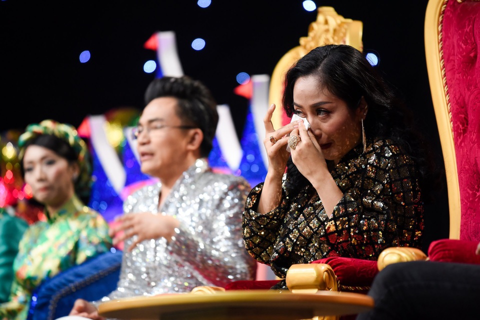 Ốc Thanh Vân rơm rớm nước mắt khi xem thí sinh nhí biểu diễn.