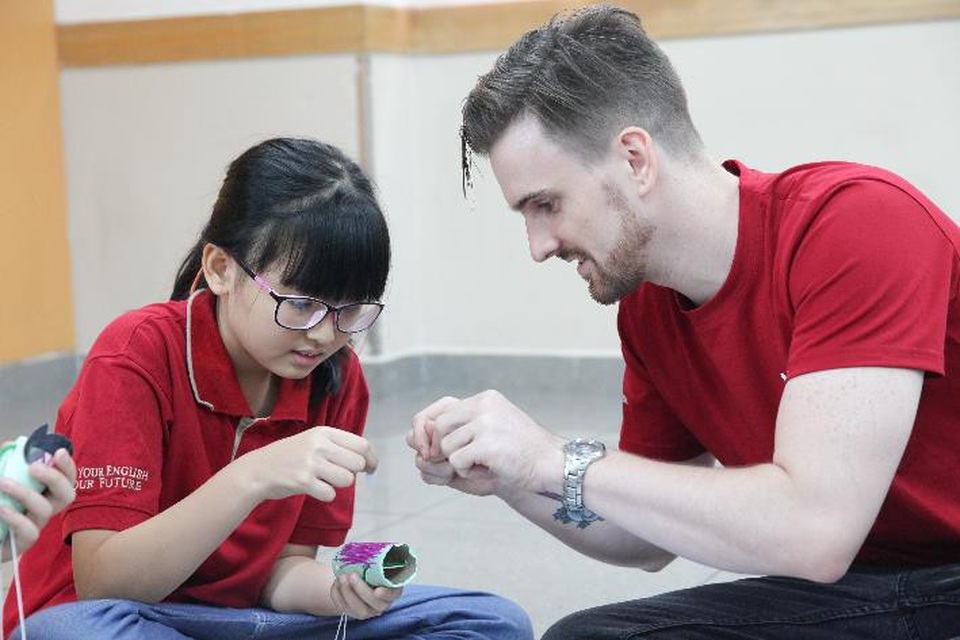 
Bé được giáo viên nước ngoài trực tiếp hướng dẫn làm con rối để học về các bộ phận trên cơ thể.
