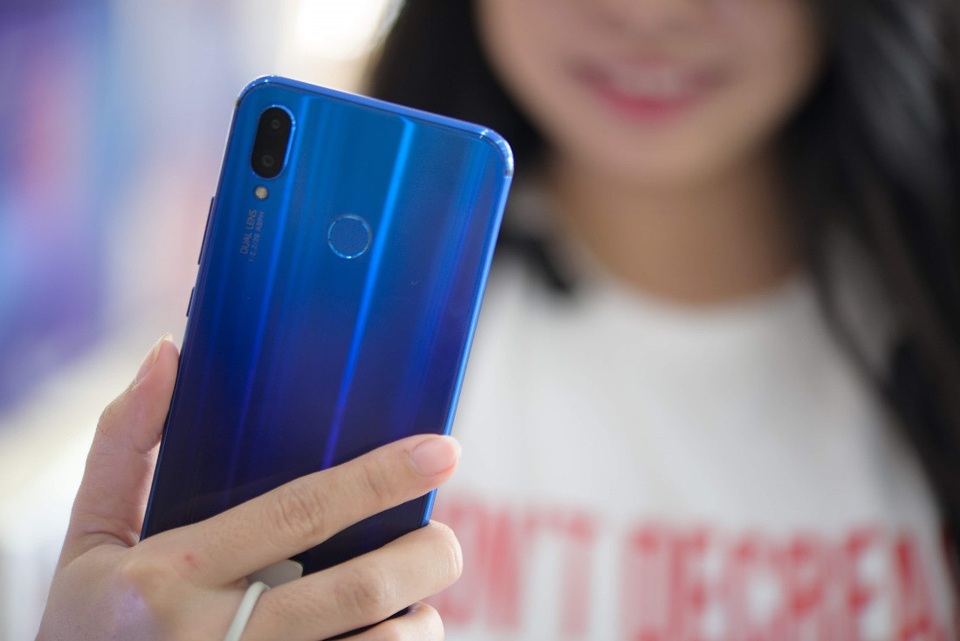 5 lý do Huawei Nova 3i là phụ kiện không thể thiếu mùa tựu trường - 1 Hiệu ứng chuyển màu từ xanh sang tím trên Nova 3i vừa lãng mạn vừa trẻ trung, năng động