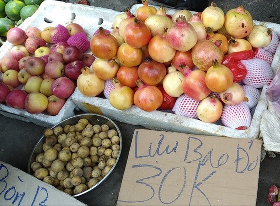 Lựu "khổng lồ" hơn 400.000 đồng/kg vẫn bán rất chạy - 2 Lựu "khổng lồ" hơn 400.000 đồng/kg vẫn bán rất chạy - 2