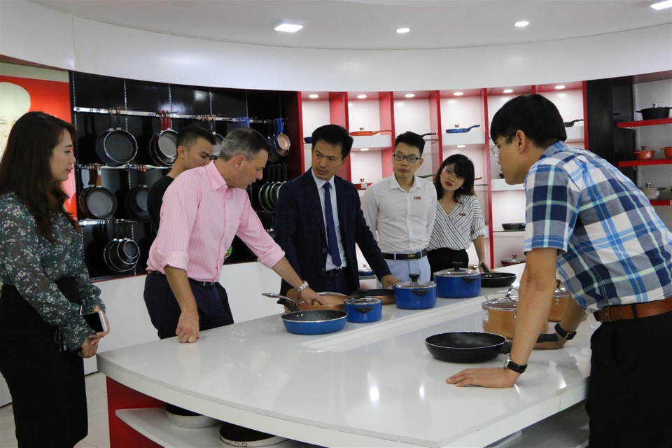 Đại diện Greblon - thương hiệu sơn chống dính số 1 tại Đức thăm đối tác Elmich tại Việt Nam - 1 Đại diện Greblon - thương hiệu sơn chống dính số 1 tại Đức thăm đối tác Elmich tại Việt Nam - 1