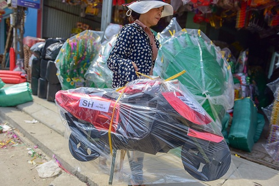 Khó tưởng tượng đồ vàng mã cúng Rằm tháng 7 có cả những thứ này - 11 Khó tưởng tượng đồ vàng mã cúng Rằm tháng 7 có cả những thứ này - 11