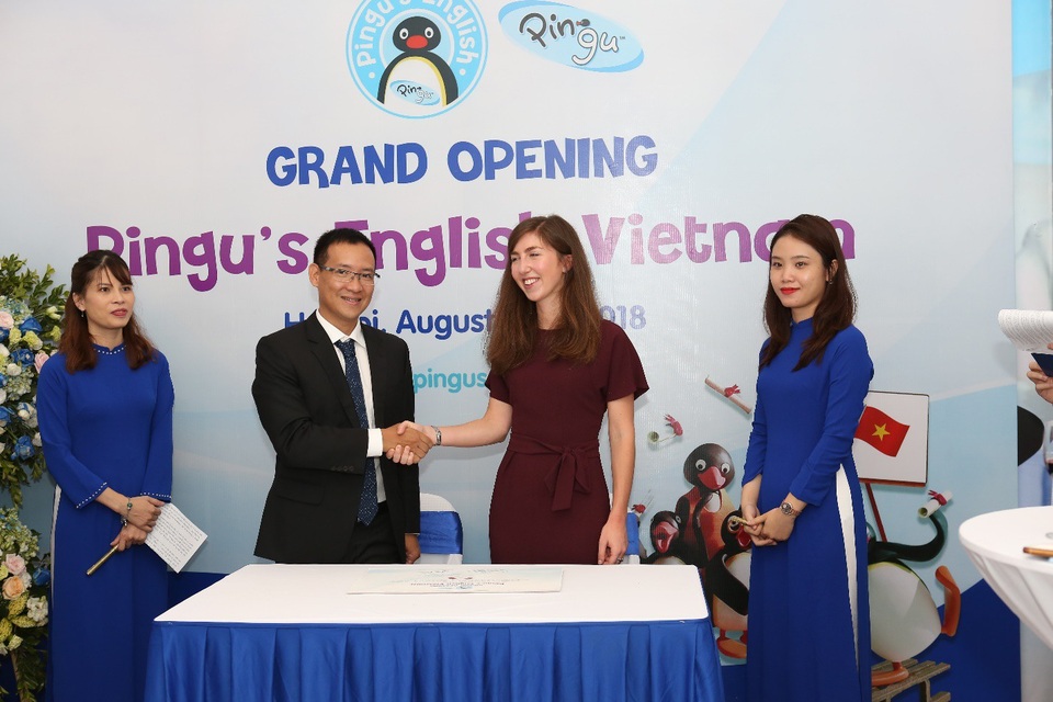 Thương hiệu tiếng Anh nổi tiếng thế giới Pingu’s English đã có mặt tại Việt Nam - 3
Bà Lucy Mills - Giám đốc phát triển kinh doanh, Tập đoàn Linguaphone và ông Nguyễn Bùi Thắng - Chủ tịch HĐQT của Pingu’s English Việt Nam.