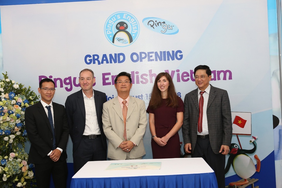 Thương hiệu tiếng Anh nổi tiếng thế giới Pingu’s English đã có mặt tại Việt Nam - 4
Lễ ký kết nhân dịp khai trương Pingu’s English Việt Nam. Từ trái sang: Ông Nguyễn Bùi Thắng - Tổng giám đốc Pingu’s English; ông Steph Lysaght - Phó Đại sứ, Đại sứ quán Anh tại Việt Nam; ông Nipat Ungpakornkaew - Tổng giám đốc Pingu’s English Thái Lan; bà Lucy Mills - Giám đốc phát triển kinh doanh, Tập đoàn Linguaphone; ông Phạm Xuân Tiến - PGĐ Sở Giáo dục đào tạo Hà Nội.