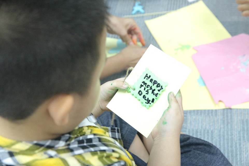 
Dù tấm thiệp không khéo léo như người lớn làm nhưng chứa đầy tình thương của con dành cho mẹ.
