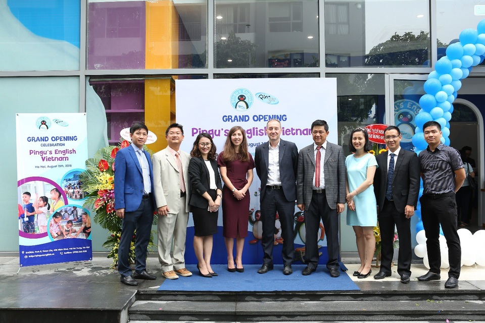 Thương hiệu tiếng Anh nổi tiếng thế giới Pingu’s English đã có mặt tại Việt Nam - 5
Các vị khách quý đến chúc mừng Pingu’s English trong ngày khai trương.