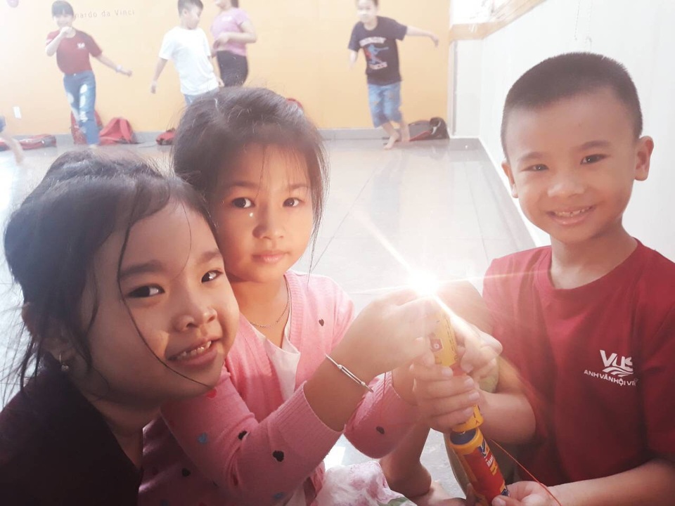 
Chỉ vài vật dụng đơn giản và sự hướng dẫn của giáo viên, bé đã biết cách làm một mạch điện đơn giản
