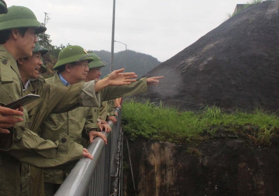 Phó Thủ tướng Trịnh Đình Dũng kiểm tra công tác phòng chống bão số 4 tại Thanh Hóa - 2 Phó Thủ tướng thị sát công tác vận hành hồ thủy lợi - thủy điện Cửa Đạt