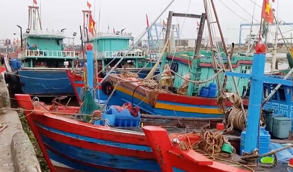 Bộ trưởng Nguyễn Xuân Cường kiểm tra công tác phòng chống bão số 4 - 2 Các tàu thuyền vào bờ trú ẩn an toàn