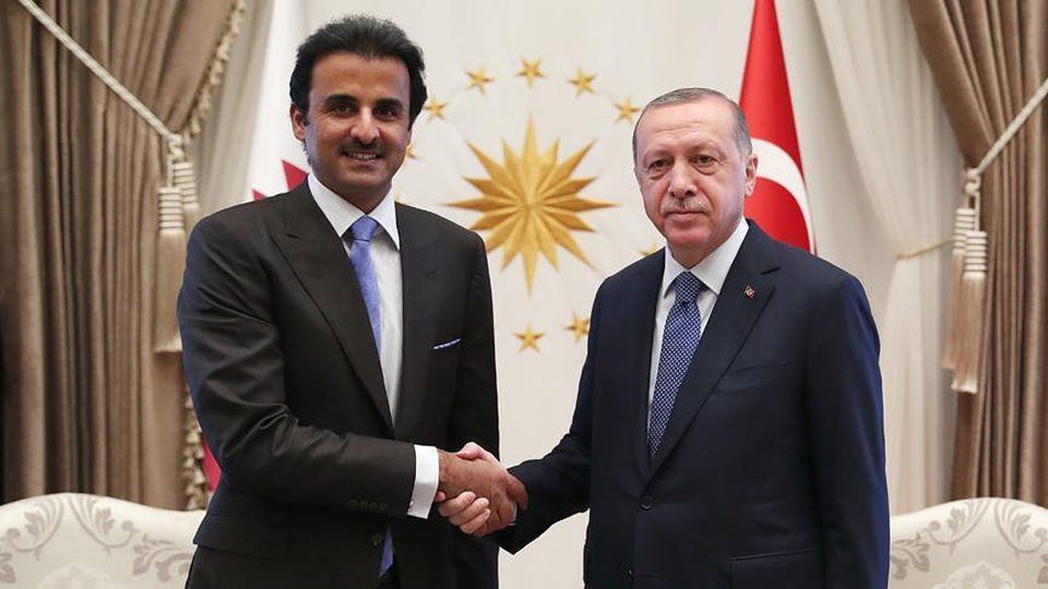 Qatar "bơm" 15 tỷ USD giúp Thổ Nhĩ Kỳ giữa lúc căng thẳng với Mỹ - 1
Quốc vương Qatar Tamim bin Hamad Al Thani (trái) và Tổng thống Thổ Nhĩ Kỳ Tayyip Erdogan (Ảnh: Reuters)