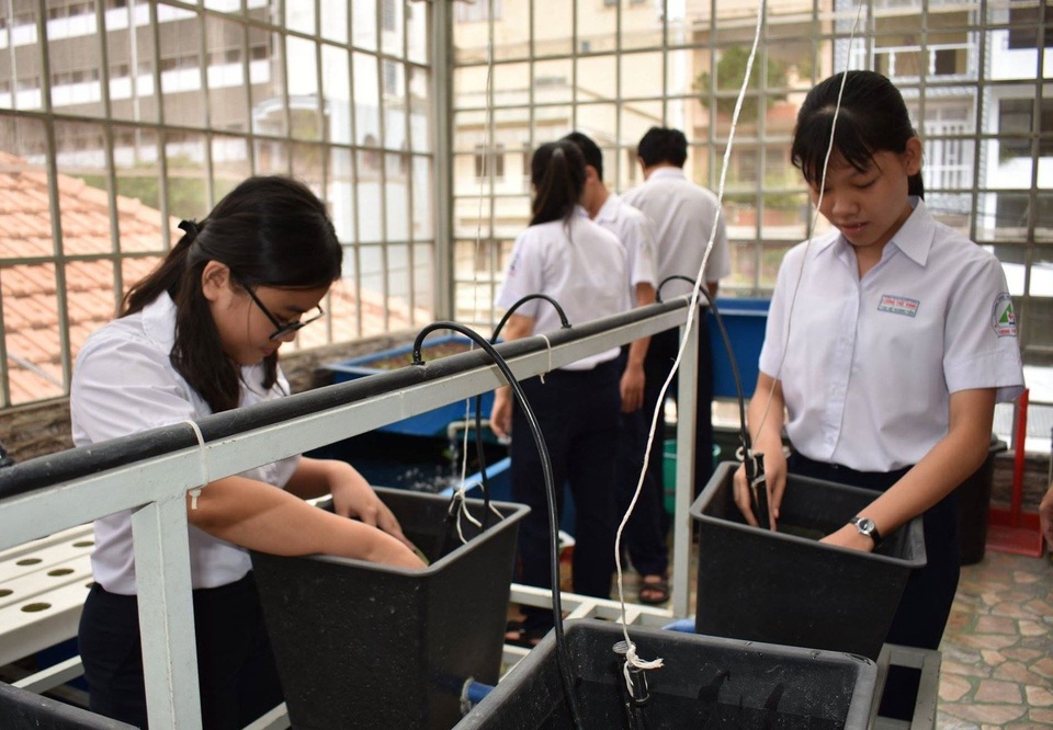 Nghỉ học thứ 7: Người vui, kẻ khóc, học trò có thiệt? - 1 Học sinh ở TPHCM trong giờ thực hành ở vườn ươm