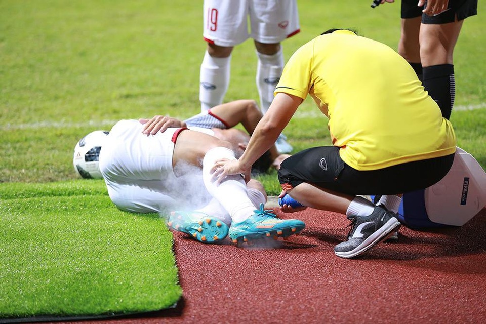 Olympic Việt Nam 2-0 Olympic Nepal: Văn Đức, Anh Đức tỏa sáng - 11
Xuân Mạnh bị đau sau tình huống chơi thô bạo của cầu thủ Nepal