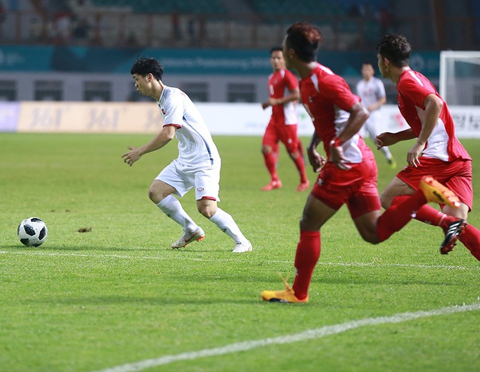 Vì sao Công Phượng bị nhắc nhở sau trận thắng Olympic Nepal? - 1
Công Phượng chỉ vào sân ở 15 phút cuối trong trận đấu với Nepal