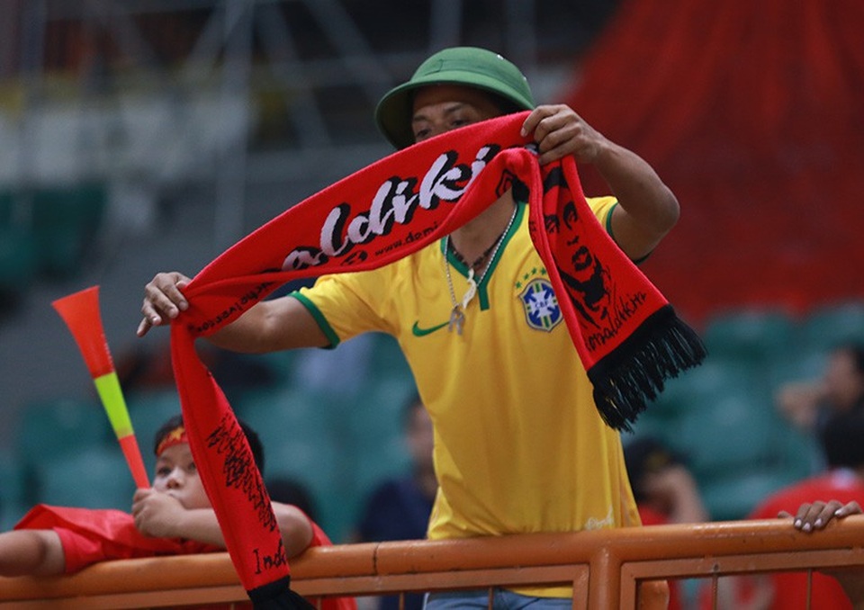 Bản sao Ronaldinho đội mũ cối, cổ vũ Văn Quyết và Olympic Việt Nam - 3 Bản sao Ronaldinho đội mũ cối, cổ vũ Văn Quyết và Olympic Việt Nam - 3
