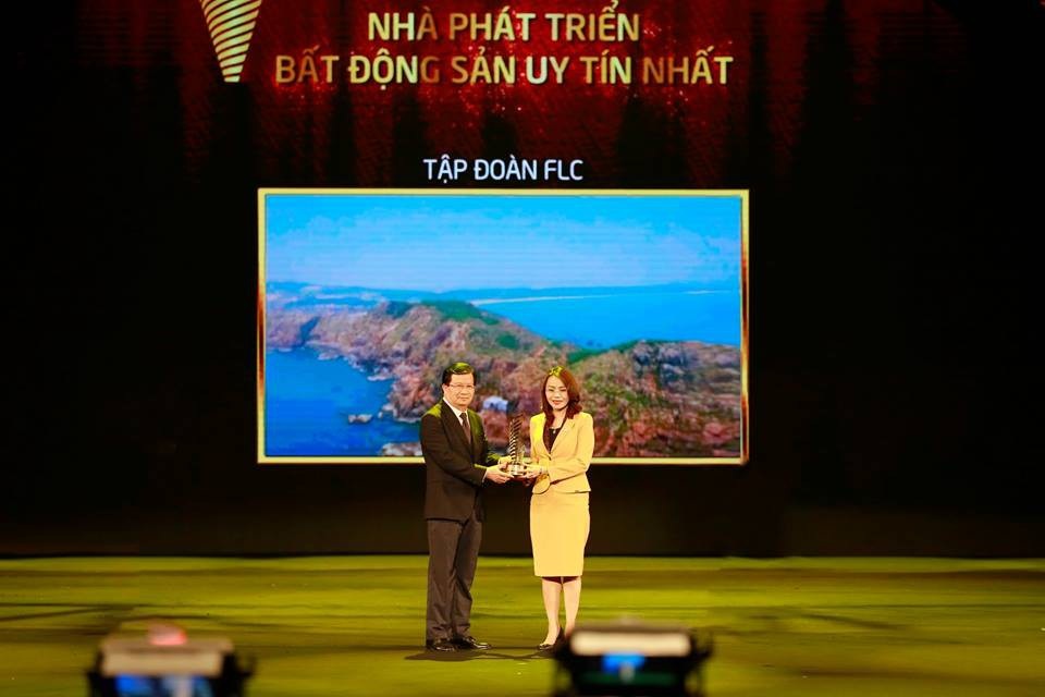 Săn lùng “ngôi sao sáng” của mô hình Sở hữu kỳ nghỉ - 1 Phó thủ tướng Chính phủ Trịnh Đình Dũng trao giải thưởng Nhà phát triển BĐS uy tín nhất cho Tập đoàn FLC.