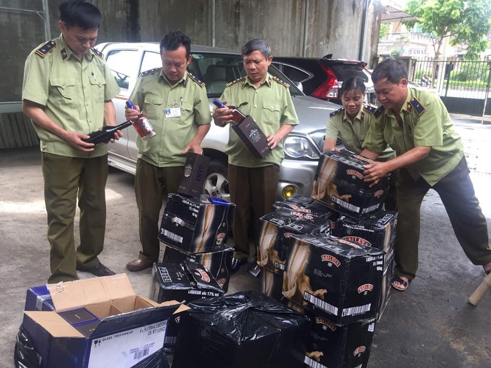 Bắt xe tải vận chuyển lô hàng rượu ngoại lậu trị giá hơn 350 triệu đồng - 2 Lực lượng chức năng tiến hành kiểm đếm số hàng hóa trái phép.
