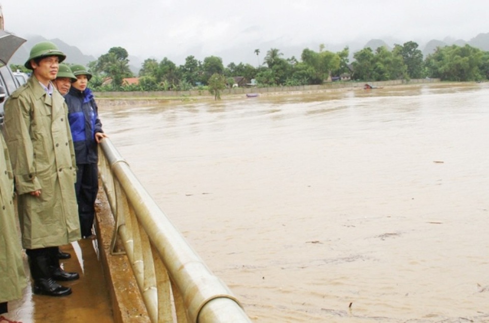 Mưa lớn gây chia cắt nhiều nơi ở Thanh Hóa, gần 900 hộ dân phải sơ tán - 1 Ông Nguyễn Đình Xứng, Chủ tịch UBND tỉnh Thanh Hóa kiểm tra tình hình nước lũ trên sông Mã tại Cẩm Thủy