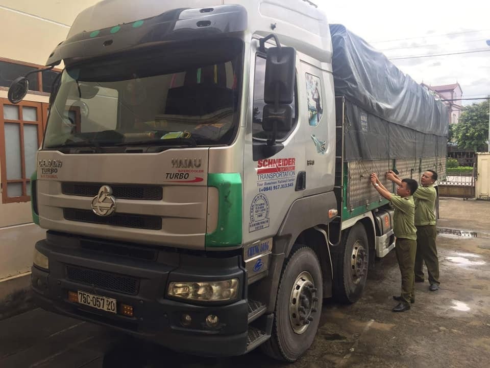 Bắt xe tải vận chuyển lô hàng rượu ngoại lậu trị giá hơn 350 triệu đồng - 1 Chiếc xe tải chở lượng lớn rượu ngoại nhập lậu