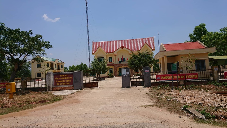Bắt 3 cán bộ xã “nhờ” dân đứng tên đất dự án để nhận hàng tỉ tiền bồi thường - 1 UBND xã Cư Elang nơi 3 cán bộ xã bị bắt từng công tác