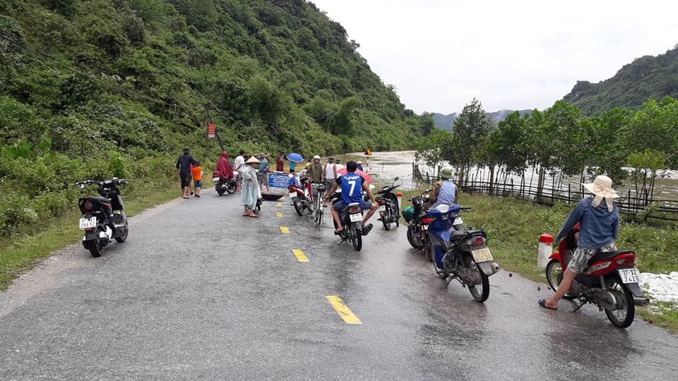 Mưa lớn, quốc lộ 48 ngập lụt nghiêm trọng - 2 Mưa lớn, quốc lộ 48 ngập lụt nghiêm trọng - 2