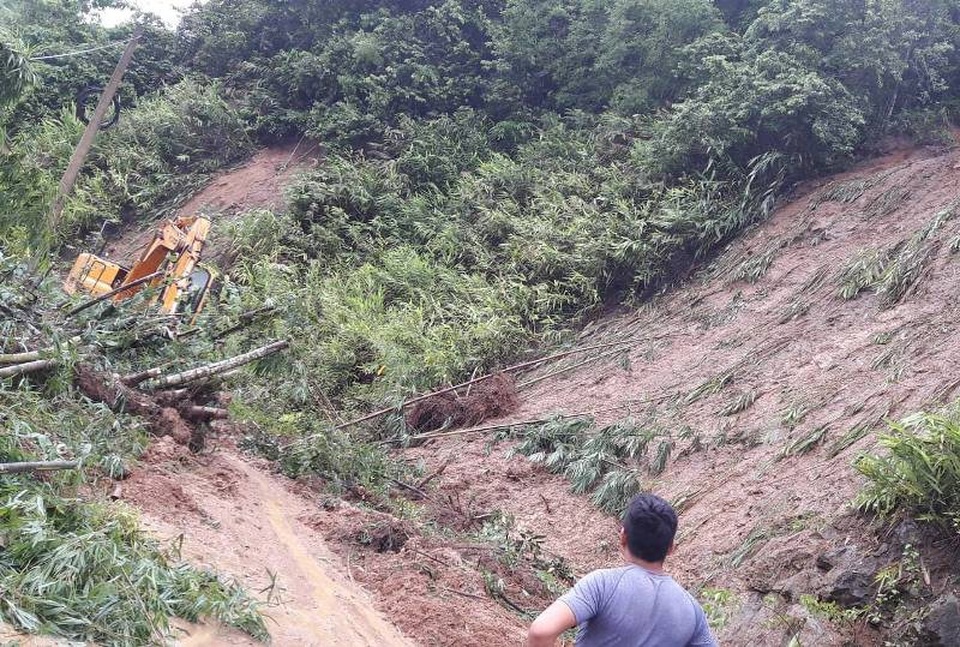 Mưa lớn gây chia cắt nhiều nơi ở Thanh Hóa, gần 900 hộ dân phải sơ tán - 8 Nhiều điểm sạt lở vùi lấp đường giao thông