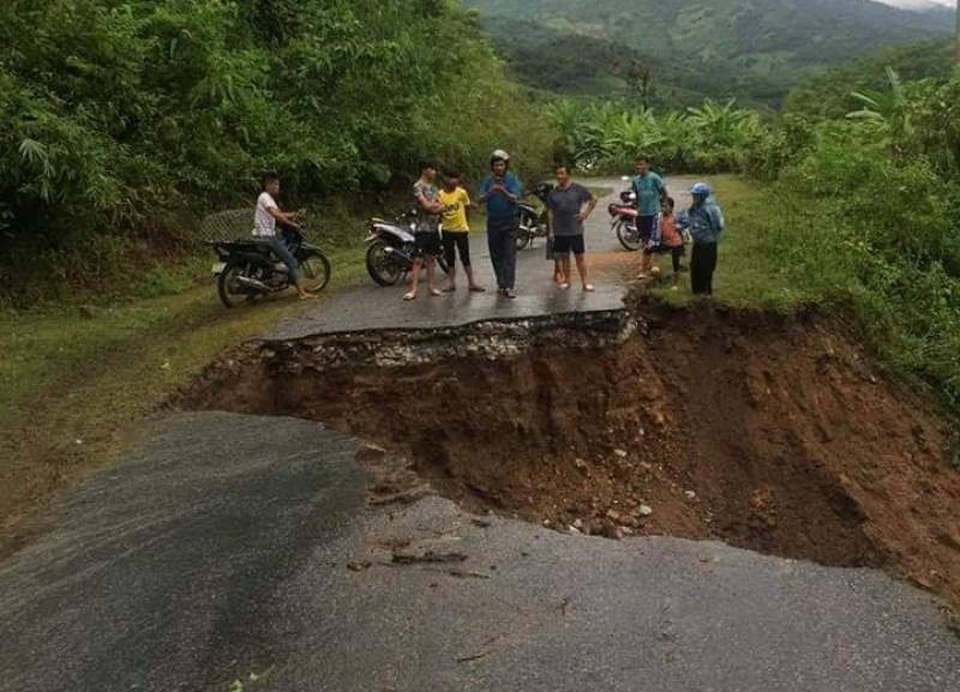 Mưa lớn gây chia cắt nhiều nơi ở Thanh Hóa, gần 900 hộ dân phải sơ tán - 7 Tuyến đường huyết mạch lên huyện biên giới Mường Lát bị sạt lở nghiêm trọng
