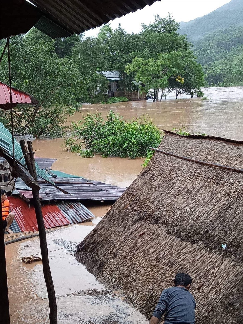 Nghệ An: Mưa lớn gây ngập lụt nhiều nơi - 16 Nghệ An: Mưa lớn gây ngập lụt nhiều nơi - 16