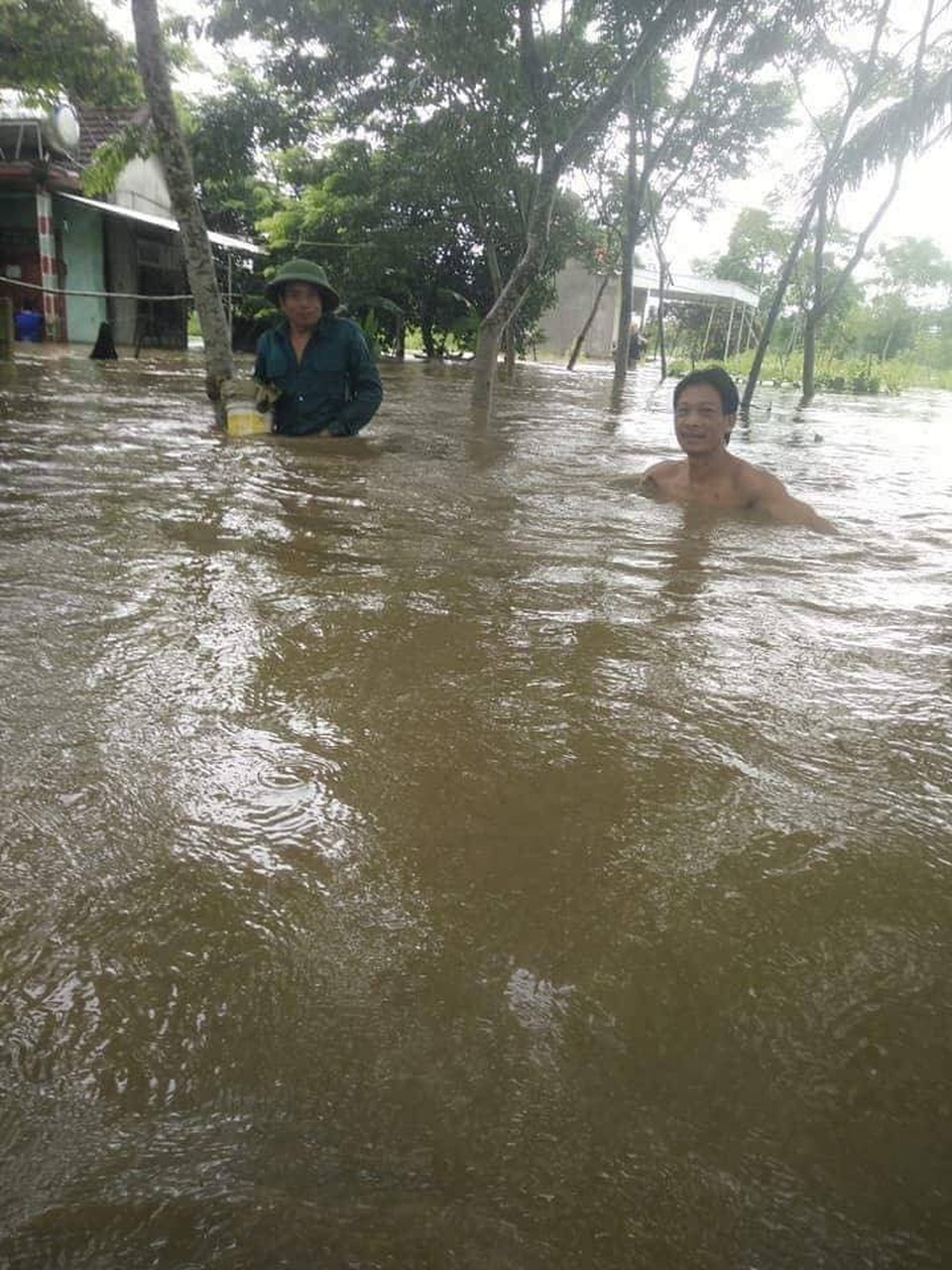 Mưa lớn, quốc lộ 48 ngập lụt nghiêm trọng - 7
Người dân bơi ra khỏi nhà.