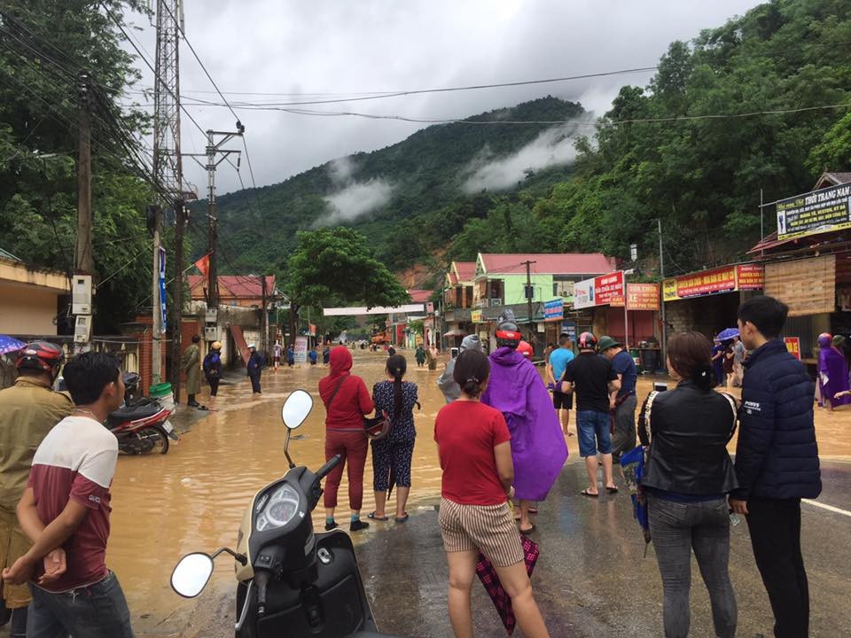 Thị trấn cao nhất xứ Nghệ ngập trong biển nước - 11 Thị trấn cao nhất xứ Nghệ ngập trong biển nước - 11